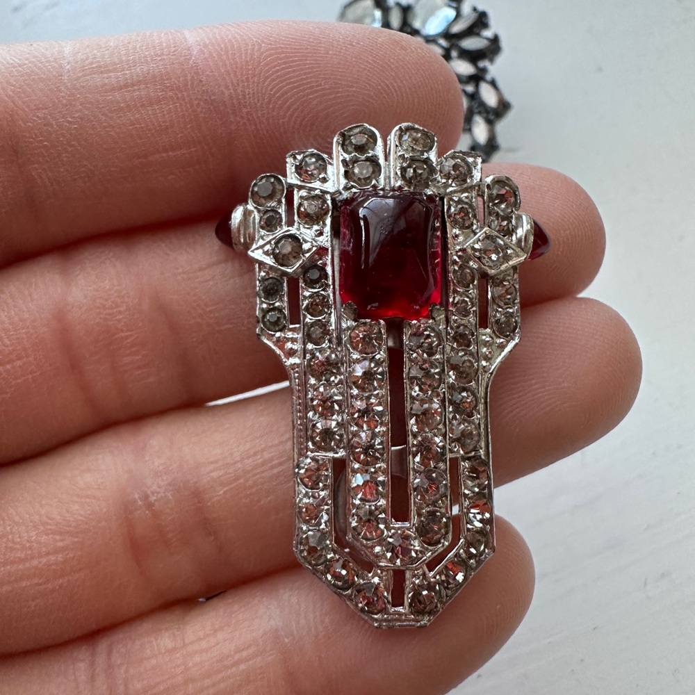 Vtg Art Deco Badge Shape Red Ruby Color Cabochon Rhinestone Brooch Dress Clip
